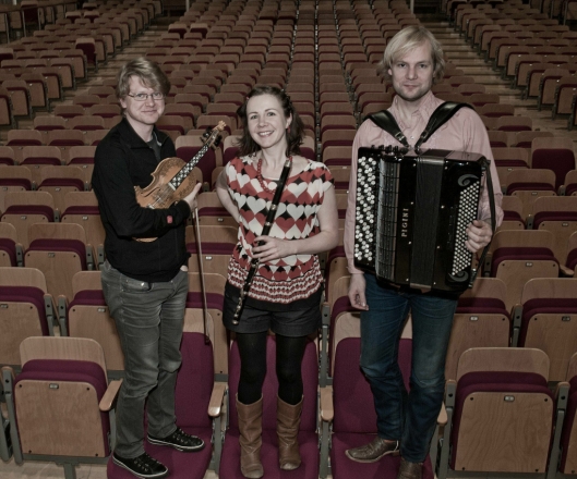 GLEDER SEG: Snowflake Trio består av Vegar Vårdal på fele, Nuala Kennedy på fløyte og vokal, og Frode Haltli på trekkspill..