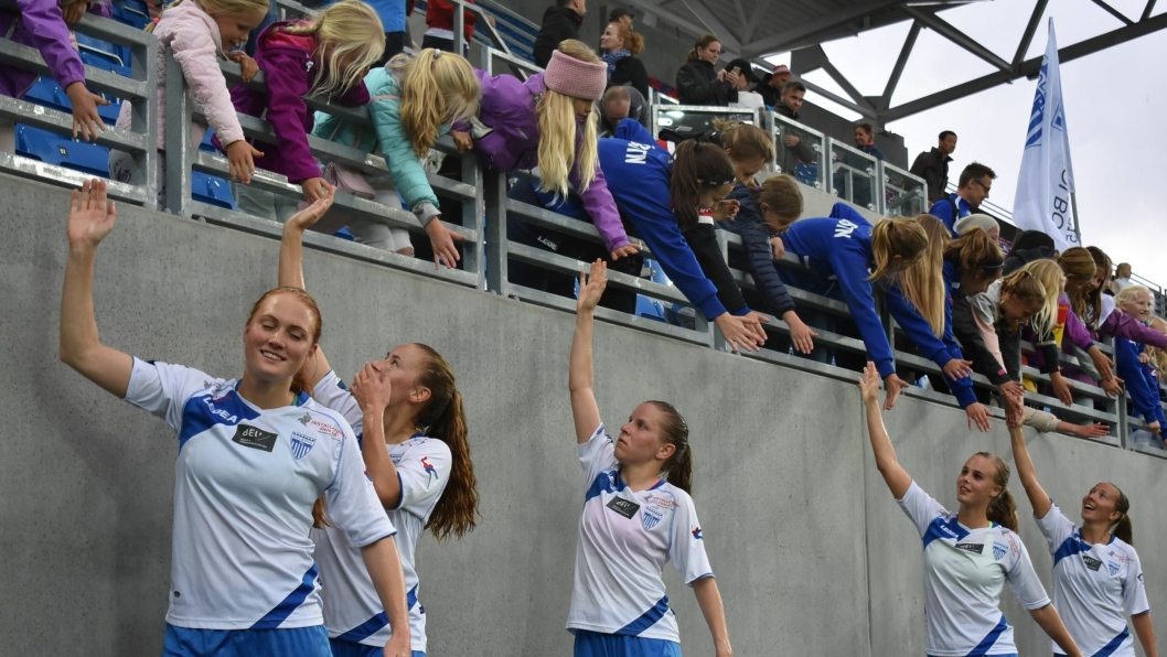 STØTTESPILLERE: Selv om det hele endte med tap, var det stas for jentene å få spille åpningskampen på Vålerengas nye stadion, og de fikk god støtte fra supporternee!