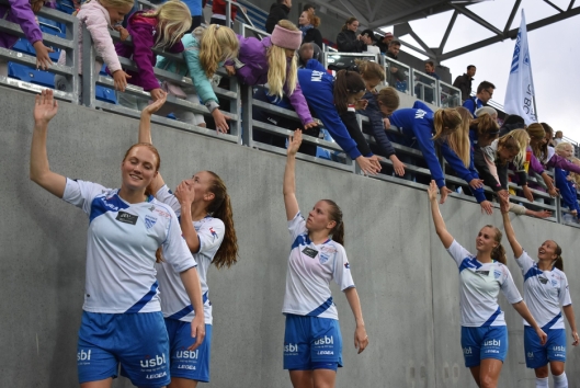 STØTTESPILLERE: Selv om det hele endte med tap, var det stas for jentene å få spille åpningskampen på Vålerengas nye stadion, og de fikk god støtte fra supporternee!.