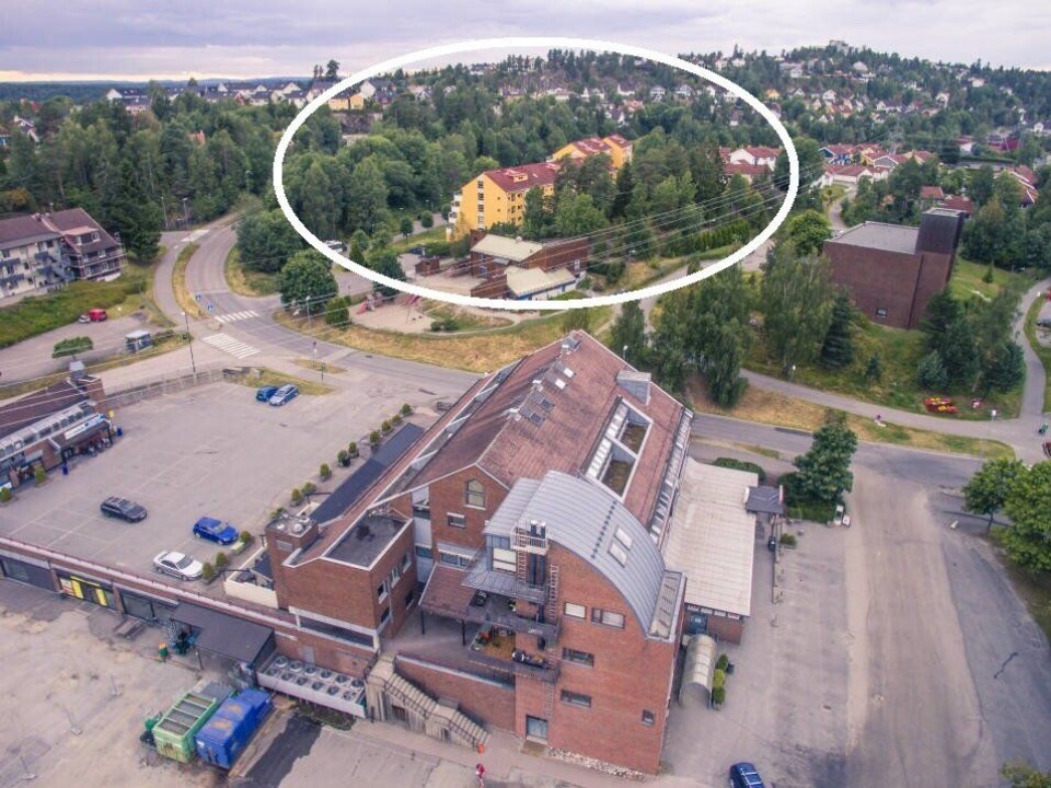 HER SKJEDDE DRAPSFORSØKET: I den nest fremste gule blokken i bildet, skjedde drapsforsøket.. HER SKJEDDE DRAPSFORSØKET: I den nest fremste gule blokken i bildet, skjedde drapsforsøket..