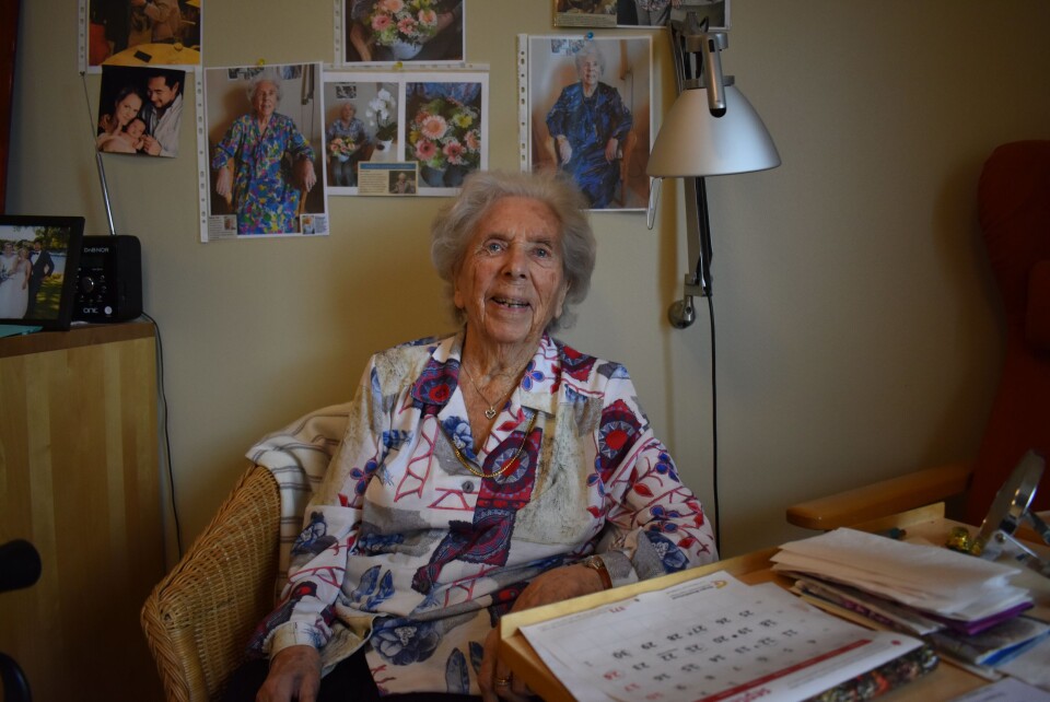 ET GODT LIV: – Jeg har hatt et godt liv, og har ingenting å klandre samfunnet for, sier den positive 104-åringen. Her sitter hun i leiligheten sin på Greverud sykehjem, hvor hun trives svært godt. På bordet har hun et glass rødvin og en boks sjokoladehjerter. – Sønnen min tar med seg rødvin hver gang han kommer på besøk, sier hun og smiler. ET GODT LIV: – Jeg har hatt et godt liv, og har ingenting å klandre samfunnet for, sier den positive 104-åringen. Her sitter hun i leiligheten sin på Greverud sykehjem, hvor hun trives svært godt. På bordet har hun et glass rødvin og en boks sjokoladehjerter. – Sønnen min tar med seg rødvin hver gang han kommer på besøk, sier hun og smiler.