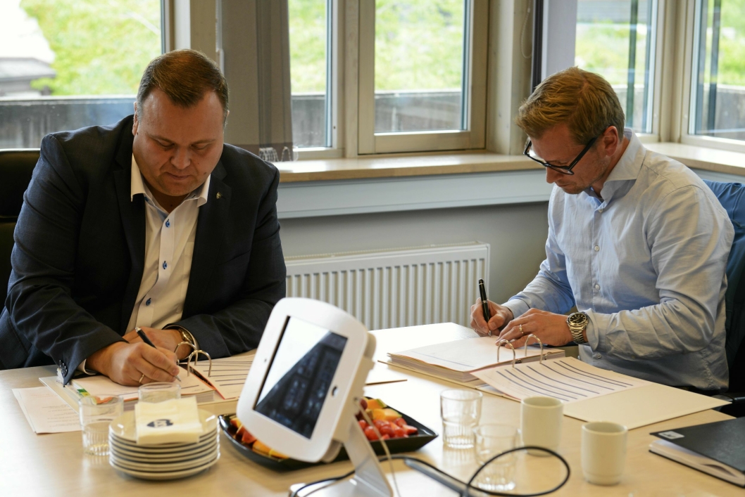 SIGNERER: Geir Flåta og ordfører Thomas Sjøvold gleder seg til å komme i gang med de nye omsorgsboligene som skal bygges i Edvard Griegs vei..