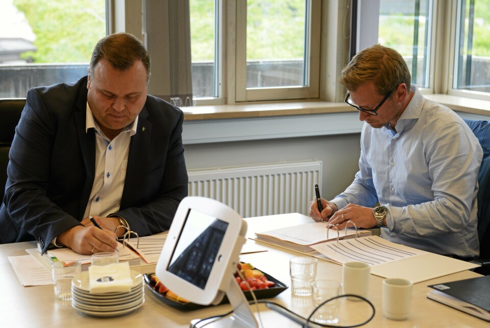 SIGNERER: Geir Flåta og ordfører Thomas Sjøvold gleder seg til å komme i gang med de nye omsorgsboligene som skal bygges i Edvard Griegs vei.. SIGNERER: Geir Flåta og ordfører Thomas Sjøvold gleder seg til å komme i gang med de nye omsorgsboligene som skal bygges i Edvard Griegs vei..