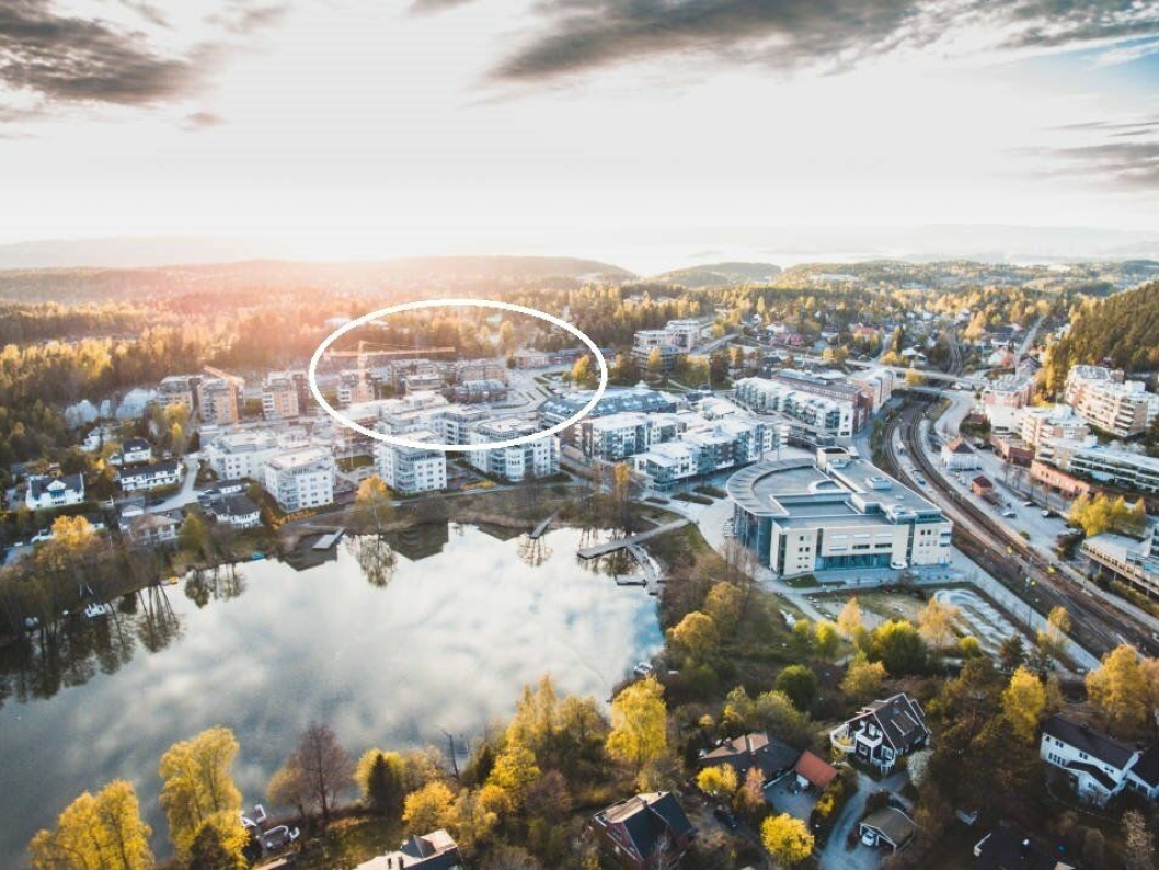 HER SKAL DE BYGGES: Her ser du et flyfoto av Kolbotn sentrum. Området hvor boligene skal bygges er ringet rundt med hvit runding..