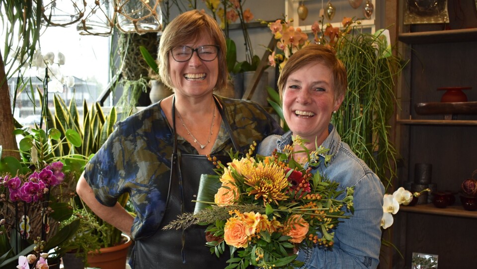 FRUER MED FART I: Åse Hoff og Elin Rustad driver Fruene Fryd og Gaven AS, og kan det meste som er å kunne om blomster. Her stråler energien, og latteren sitter løst! Rustad holder en nylaget bukett i høstlige farger. FRUER MED FART I: Åse Hoff og Elin Rustad driver Fruene Fryd og Gaven AS, og kan det meste som er å kunne om blomster. Her stråler energien, og latteren sitter løst! Rustad holder en nylaget bukett i høstlige farger.