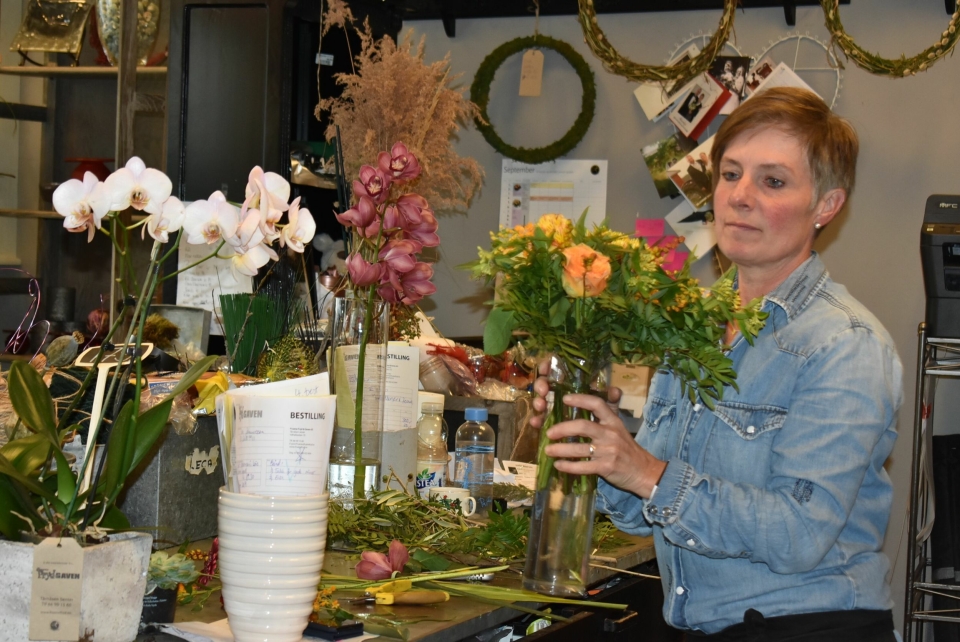 BLOMSTRER FRYDER: Elin Rustd er akkurat ferdig med sin siste blomsterdekorasjon, og tester hvilke vaser som passer.