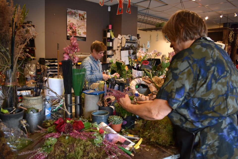 I FULL SVING: Det jobbes hardt for å rekke å lage dekorasjoner og buketter til alle bryllup, konfirmasjoner og begravelser i hele Akershus! I FULL SVING: Det jobbes hardt for å rekke å lage dekorasjoner og buketter til alle bryllup, konfirmasjoner og begravelser i hele Akershus!