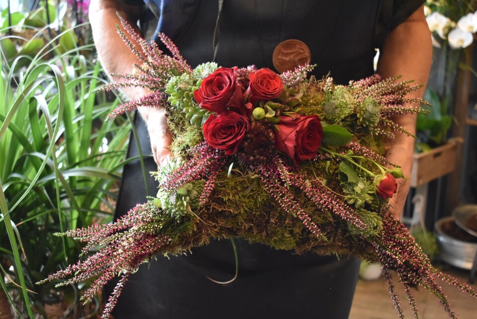 EN PUTE AV MOSE: Denne vakre blomsterdekorasjonen er til en begravelse. EN PUTE AV MOSE: Denne vakre blomsterdekorasjonen er til en begravelse.