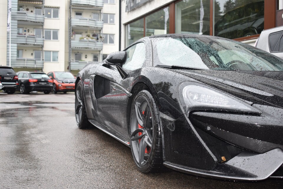 JULEGAVE TIL DEG SELV? Denne skjønnheten finner du på Kolbotn Bil, og kan bli din for kr. 2.490.000! Det er en McLaren 570S fra 2016 med 570 hestekrefter. På dagen kan du ta en titt, men på natta må den låses inne - naturligvis. McLaren 570S! JULEGAVE TIL DEG SELV? Denne skjønnheten finner du på Kolbotn Bil, og kan bli din for kr. 2.490.000! Det er en McLaren 570S fra 2016 med 570 hestekrefter. På dagen kan du ta en titt, men på natta må den låses inne - naturligvis. McLaren 570S!