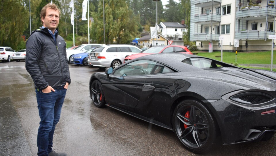 VÅR EGEN AUTOFIL: Hans Martin Tonne har skiftet beite, og satser nå på biler hos Kolbotn Bil. Her står han ved supersportsbilen McLaren 570S! VÅR EGEN AUTOFIL: Hans Martin Tonne har skiftet beite, og satser nå på biler hos Kolbotn Bil. Her står han ved supersportsbilen McLaren 570S!