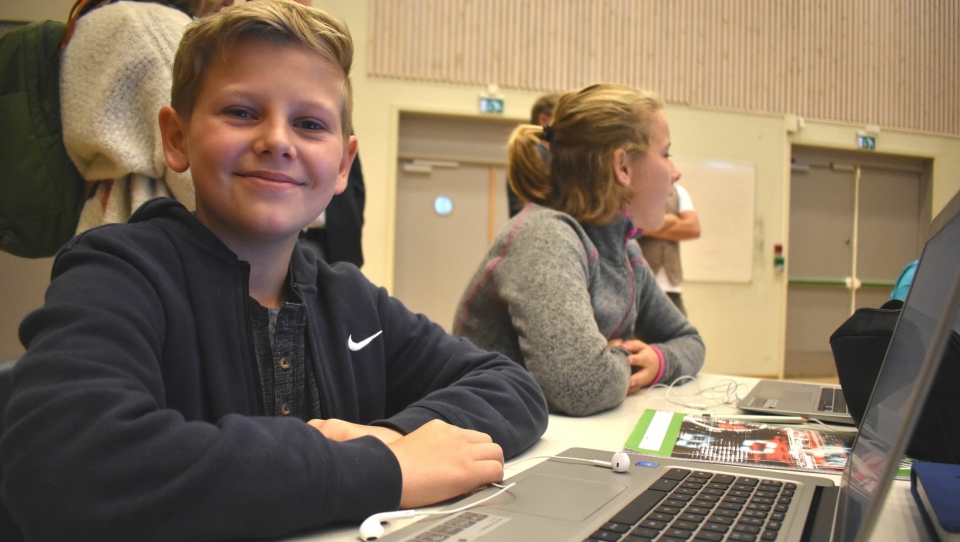 FLINKE ELEVER: Adrian Antonsen (snart 13) går i 8. klasse ved Flåtestad skole, og sitter her foran sin personlige datamaskin.