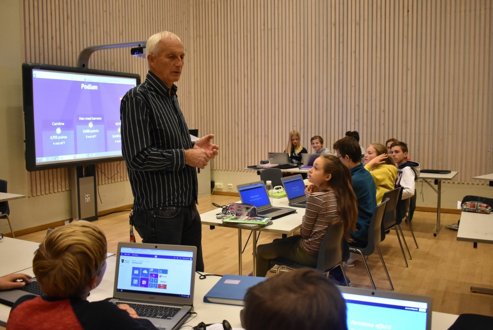 OPPDATERT: Terje Sand har vært lærer i 40 år! – Det er viktig å følge med i utviklingen, sier han, som også er IT-konsulent.