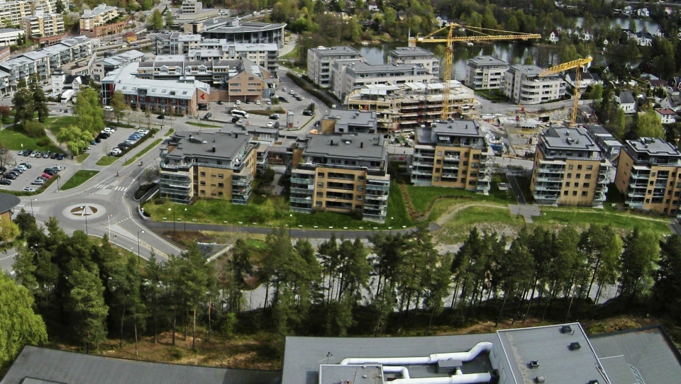 SETT FRA FUGLEPERSPEKTIV: Omsorgsboligene skal bygges på taket av kulverten på Kolbotn, som du ser til høyre i bildet, rett nedenfor de gule blokkene og utbyggingen på Kantor.