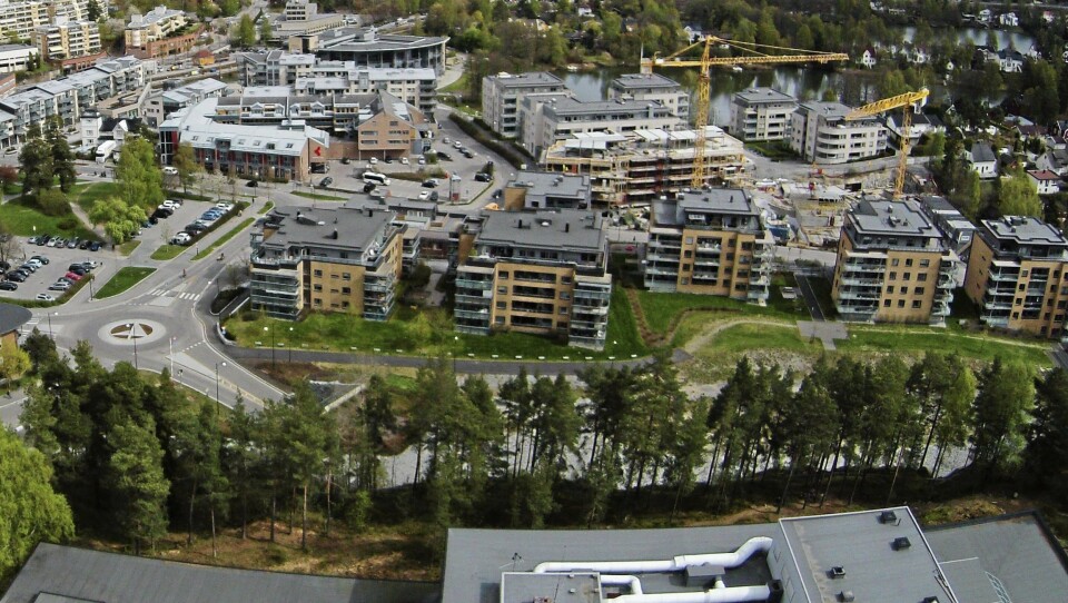 SETT FRA FUGLEPERSPEKTIV: Omsorgsboligene skal bygges på taket av kulverten på Kolbotn, som du ser til høyre i bildet, rett nedenfor de gule blokkene og utbyggingen på Kantor. SETT FRA FUGLEPERSPEKTIV: Omsorgsboligene skal bygges på taket av kulverten på Kolbotn, som du ser til høyre i bildet, rett nedenfor de gule blokkene og utbyggingen på Kantor.