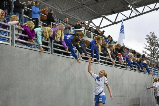 GLADJENTE: Ina Gausdal er en populær spiller blant fansen. Her tar hun imot hyllest i forbindelse med kampen mot Vålerenga tidligere i år.