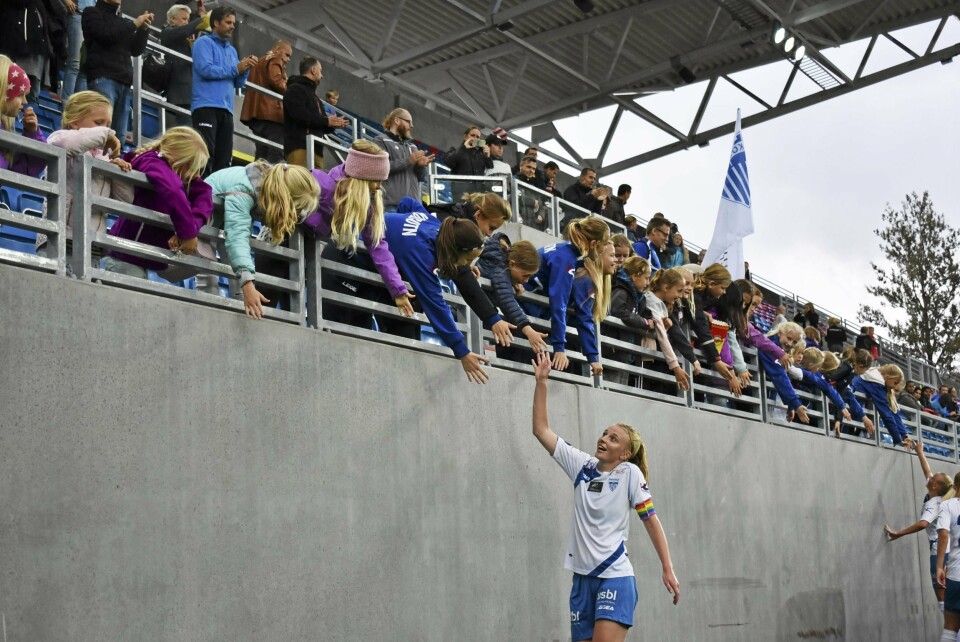 GLADJENTE: Ina Gausdal er en populær spiller blant fansen. Her tar hun imot hyllest i forbindelse med kampen mot Vålerenga tidligere i år. GLADJENTE: Ina Gausdal er en populær spiller blant fansen. Her tar hun imot hyllest i forbindelse med kampen mot Vålerenga tidligere i år.