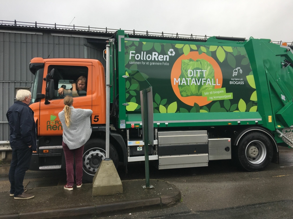 FØRSTE BIL: Den første biogass-bilen med grønne poser og annet avfall har funnet veien til ROAF på Romerike.