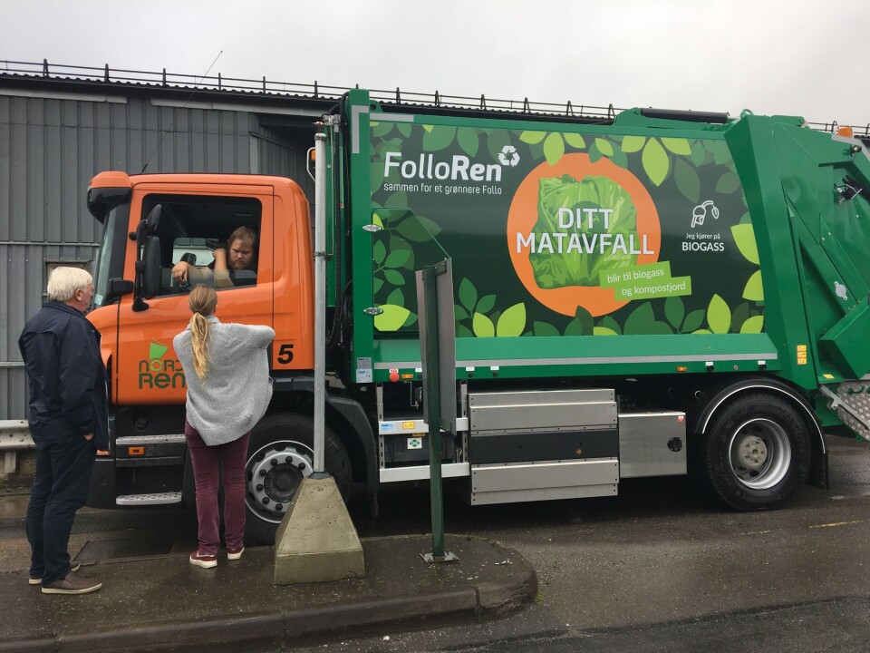 FØRSTE BIL: Den første biogass-bilen med grønne poser og annet avfall har funnet veien til ROAF på Romerike. FØRSTE BIL: Den første biogass-bilen med grønne poser og annet avfall har funnet veien til ROAF på Romerike.