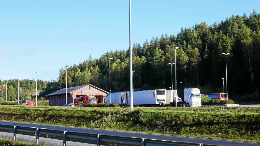 KJØRTE VIDERE: Sjåføren av vogntoget satte lite pris på kontrollen på Taraldrud og kjørte videre. Det satte lovgivende myndigheter liten pris på.