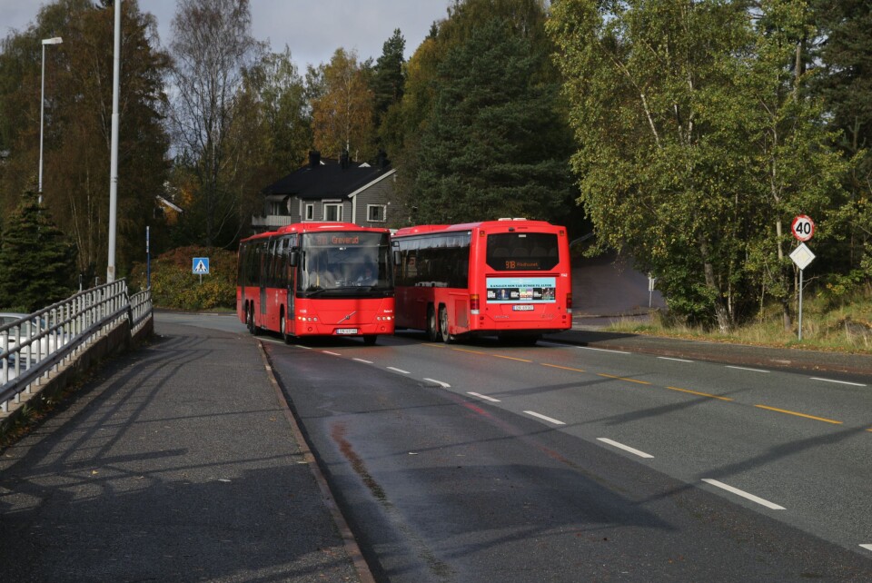 LEGGES NED: 81 B-ruten er en populær rutebuss her i Oppegård, men fra og med den 8. oktober er det slutt på denne ruten, og den erstattes av den nye Linje 81 Fløysbonn-Rådhuset. Det samme gjelder også Linje 81 A, en annen populær rutebuss blant pendlerne her i kommunen. Her «møtes» de to bussene, og dét snart for siste gang. LEGGES NED: 81 B-ruten er en populær rutebuss her i Oppegård, men fra og med den 8. oktober er det slutt på denne ruten, og den erstattes av den nye Linje 81 Fløysbonn-Rådhuset. Det samme gjelder også Linje 81 A, en annen populær rutebuss blant pendlerne her i kommunen. Her «møtes» de to bussene, og dét snart for siste gang.