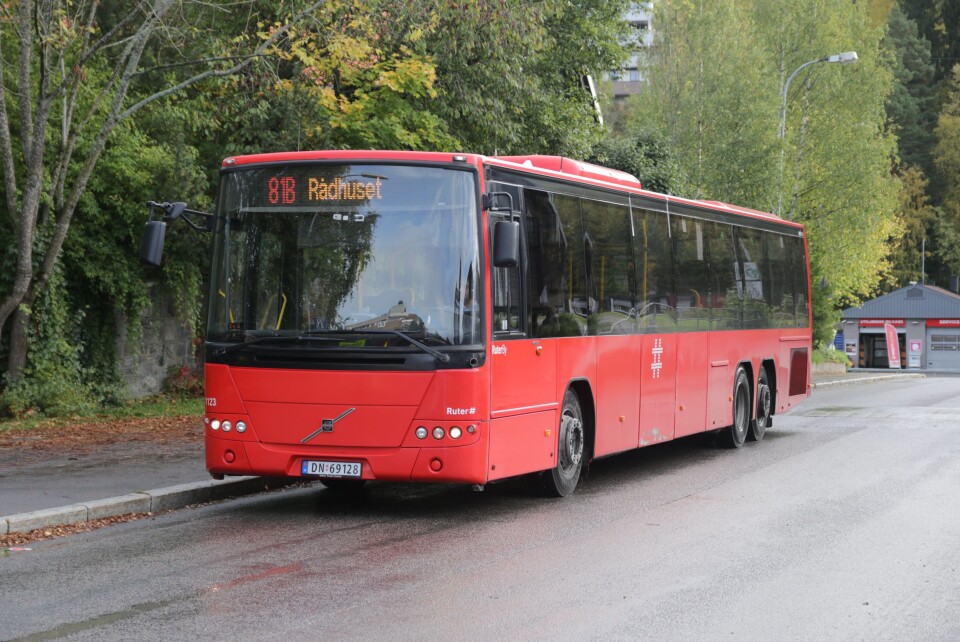 LEGGES NED: 81 B-ruten er en populær rutebuss her i Oppegård, men fra og med den 8. oktober er det slutt på denne ruten, og den erstattes av den nye Linje 81 Fløysbonn-Rådhuset. Det samme gjelder også Linje 81 A, en annen populær rutebuss blant pendlerne her i kommunen. Her «møtes» de to bussene, og dét snart for siste gang. LEGGES NED: 81 B-ruten er en populær rutebuss her i Oppegård, men fra og med den 8. oktober er det slutt på denne ruten, og den erstattes av den nye Linje 81 Fløysbonn-Rådhuset. Det samme gjelder også Linje 81 A, en annen populær rutebuss blant pendlerne her i kommunen. Her «møtes» de to bussene, og dét snart for siste gang.