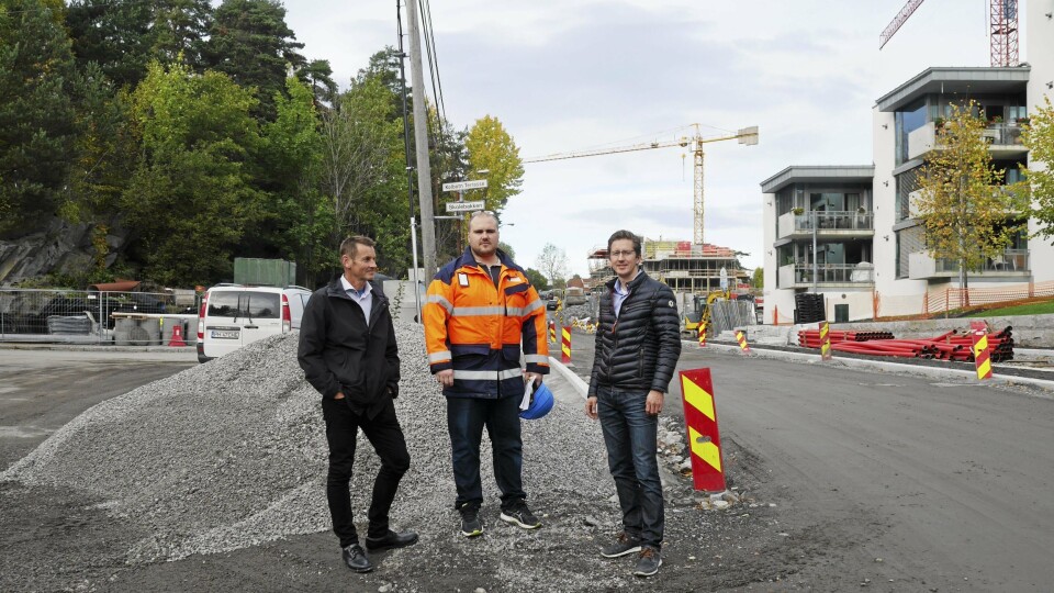 BER OM TÅLMODUGHET: Andrey Meschansky i Solon Eiendom (t.h), ingieniør Eirik Kravik Solheim i UTE i Oppegård kommune og Anders Winther Andersen i Solon Eiendom (t.v.) forteller at veiprosjektet nå går inn i sluttfasen når det gjelder Ormerudveien. BER OM TÅLMODUGHET: Andrey Meschansky i Solon Eiendom (t.h), ingieniør Eirik Kravik Solheim i UTE i Oppegård kommune og Anders Winther Andersen i Solon Eiendom (t.v.) forteller at veiprosjektet nå går inn i sluttfasen når det gjelder Ormerudveien.