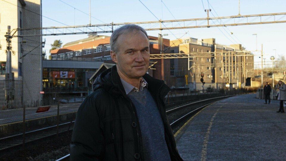 PENDLER SELV: Geir Isaksen, konsernsjef i NSB, bor på Tårnåsen, og pendler inn til Oslo med tog selv. Men selv om også han opplever forsinkede tog, tar han ikke bilen fatt. – Jeg bruker ikke bil til Oslo i rushtiden, men om sommeren bruker jeg ofte motorsykkelen min. Buss 81A stopper rett utenfor der jeg bor, og jeg bruker den av og til, men som oftest bruker jeg toget, sier han. PENDLER SELV: Geir Isaksen, konsernsjef i NSB, bor på Tårnåsen, og pendler inn til Oslo med tog selv. Men selv om også han opplever forsinkede tog, tar han ikke bilen fatt. – Jeg bruker ikke bil til Oslo i rushtiden, men om sommeren bruker jeg ofte motorsykkelen min. Buss 81A stopper rett utenfor der jeg bor, og jeg bruker den av og til, men som oftest bruker jeg toget, sier han.