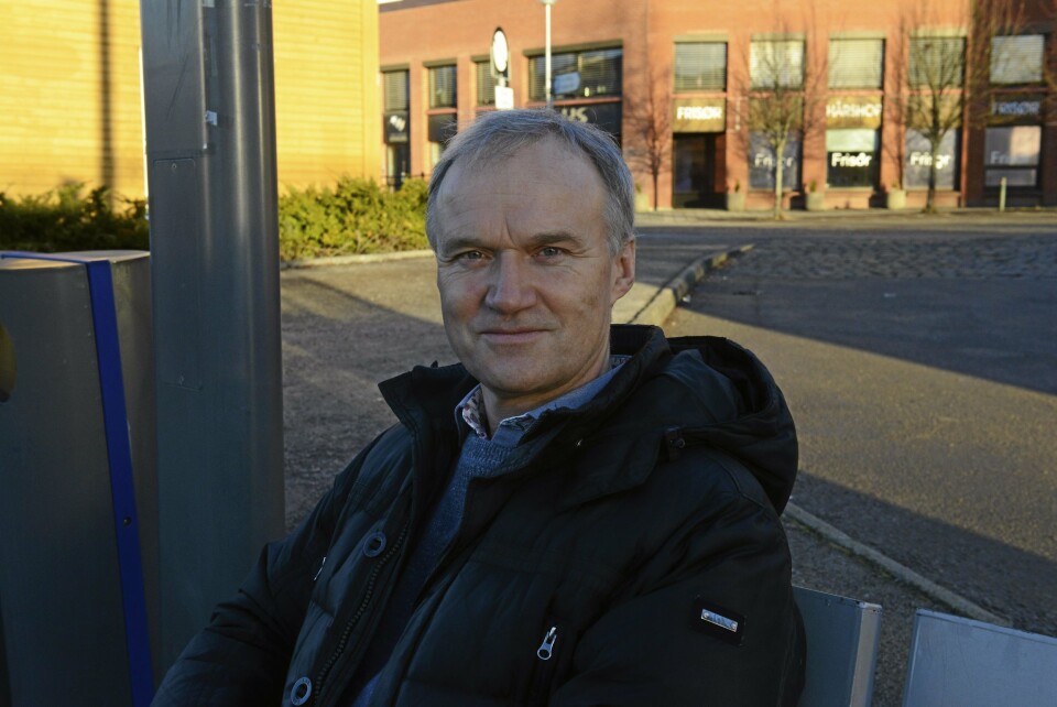 IKKE FORNØYD: – Det er ingen god følelse å måtte vente på toget, og enda verre er det at kundene må vente, sier Isaksen. IKKE FORNØYD: – Det er ingen god følelse å måtte vente på toget, og enda verre er det at kundene må vente, sier Isaksen.