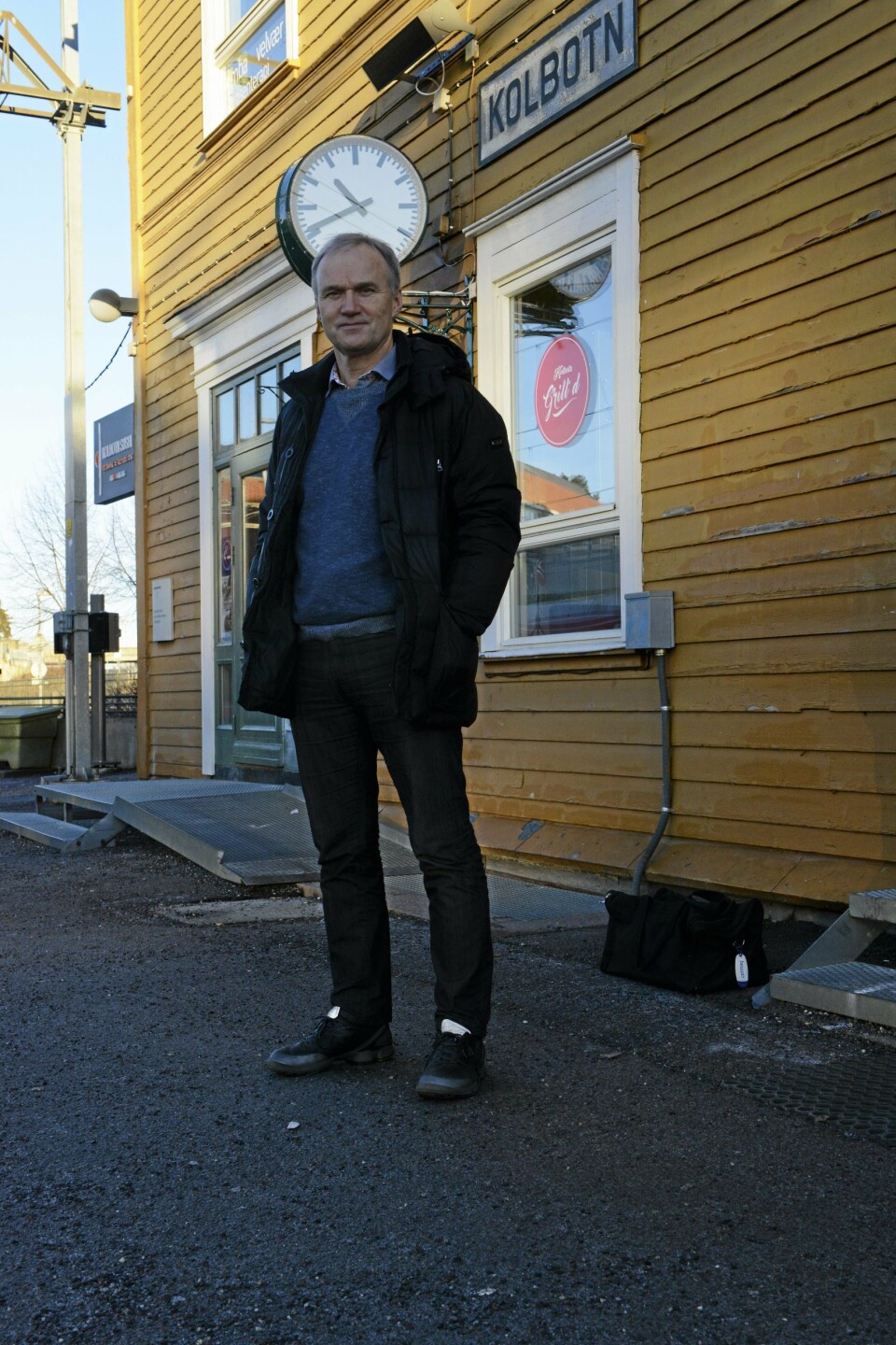 NEDE PÅ STASJONEN: Her tar Isaksen toget hver morgen, med mindre han tar buss inn til Oslo. NEDE PÅ STASJONEN: Her tar Isaksen toget hver morgen, med mindre han tar buss inn til Oslo.