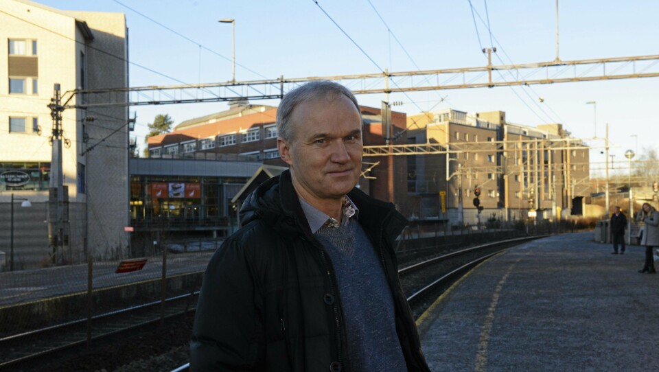 PENDLER SELV: Geir Isaksen, konsernsjef i NSB, bor på Tårnåsen, og pendler inn til Oslo med tog selv. Men selv om også han opplever forsinkede tog, tar han ikke bil en fatt. – Jeg bruker ikke bil til Oslo i rushtiden, men om sommeren bruker jeg ofte motorsykkelen min. Buss 81A stopper rett utenfor der jeg bor, og jeg bruker den av og til, men som oftest bruker jeg toget, sier han. PENDLER SELV: Geir Isaksen, konsernsjef i NSB, bor på Tårnåsen, og pendler inn til Oslo med tog selv. Men selv om også han opplever forsinkede tog, tar han ikke bil en fatt. – Jeg bruker ikke bil til Oslo i rushtiden, men om sommeren bruker jeg ofte motorsykkelen min. Buss 81A stopper rett utenfor der jeg bor, og jeg bruker den av og til, men som oftest bruker jeg toget, sier han.