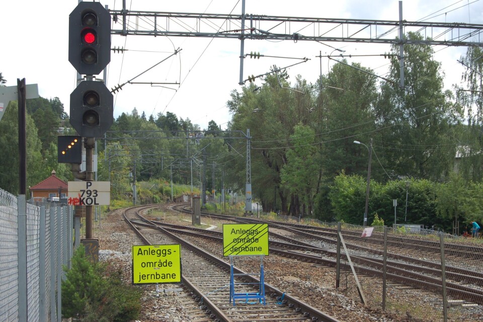 TOG TIL BESVÆR: I sommer var det tog for buss, nå er det forsinkelser som setter togpassasjerenes tålmodighet på prøve. TOG TIL BESVÆR: I sommer var det tog for buss, nå er det forsinkelser som setter togpassasjerenes tålmodighet på prøve.