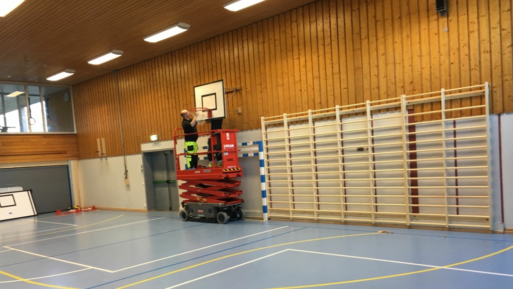 ARBEIDET ER I GANG: Arbeidet er i gang med å bytte ut ribbeveggene i gymsalen på Ingieråsen skole.