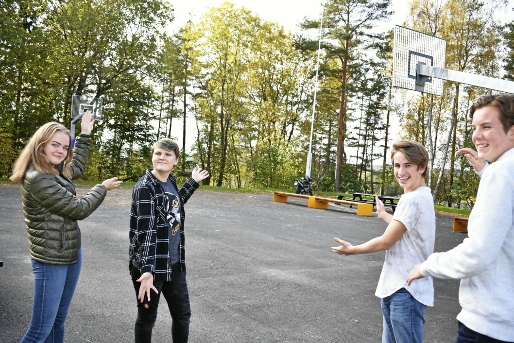 FRA BIL TIL BASKET: Dette var parkeringsplass før, men nå er det basketballbane! Og tydeligvis favoritten blant de nye tilskuddene. Fra venstre: Sunniva Jorde Hellebø (15) – 10. klasse. Karina Morvik (15) – 10. klasse. Simen Sørgaard Olsen (14) – 9. klasse. Elias Borge (13) – 8. klasse.