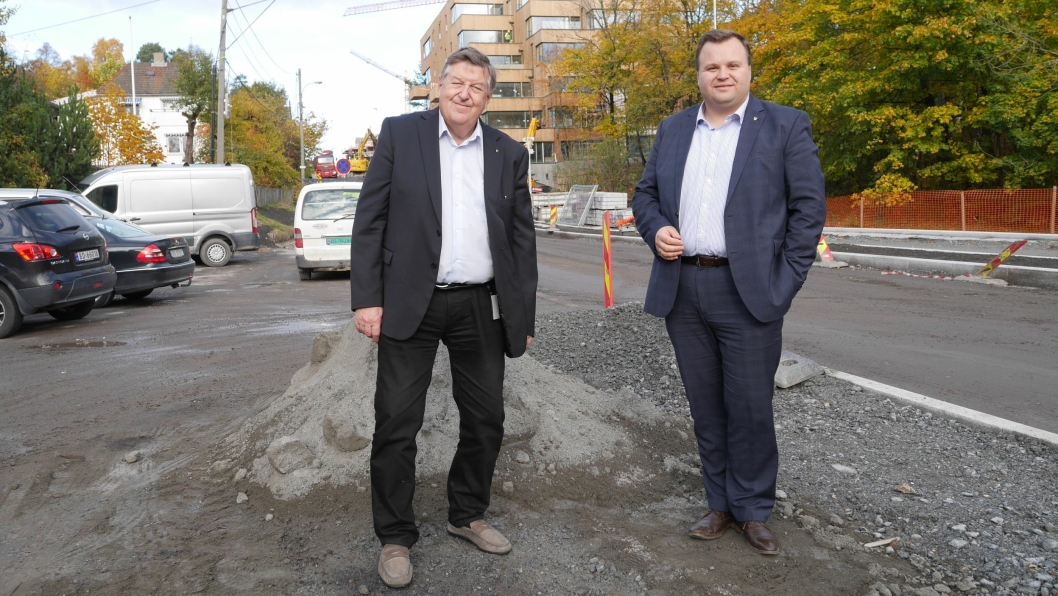 SØKER ETTER RETT PERSON: Thomas Sjøvold (t.v.) og Kjell G. Pettersen (H) er nå på jakt etter en person som kan sitte med totaloversikten over byggeprosjekter i kommunen fremover.
