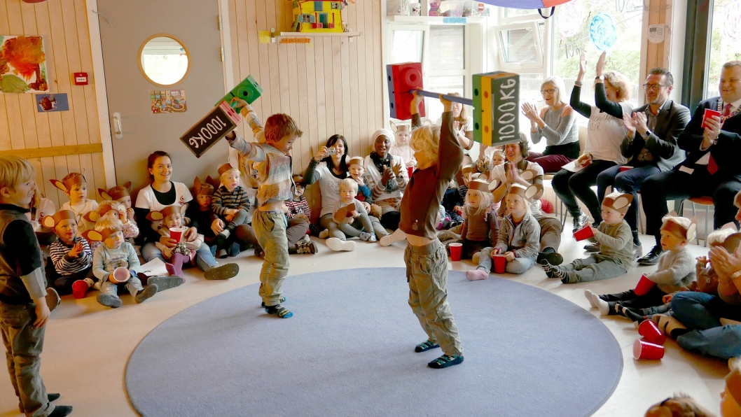 FOR EN FORESTILLING: Det var skikkelig liv og røre da Ekornrud Barnehage feiret sin tiårsdag med sirkusforestilling for både store og små!