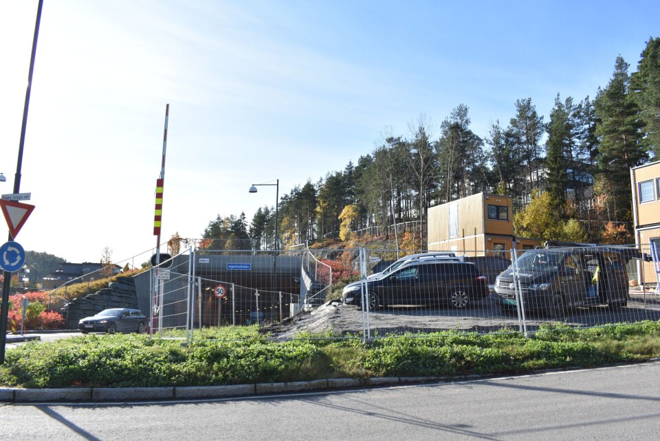 HER KOMMER DE: Her, ved rundkjøringen i Kolbotn, hvor du til høyre tar opp til Ingieråsen skole, kommer de nye boligene. De skal bygges oppå tunneltaket. HER KOMMER DE: Her, ved rundkjøringen i Kolbotn, hvor du til høyre tar opp til Ingieråsen skole, kommer de nye boligene. De skal bygges oppå tunneltaket.