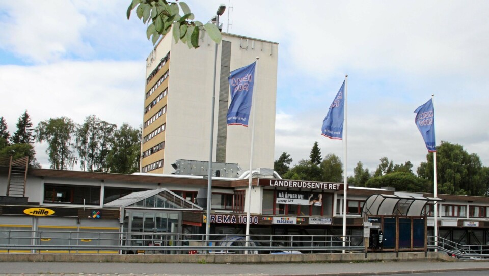 LEKTE PÅ TAKET: Ungdommer lekte på taket av Landerudblokka.