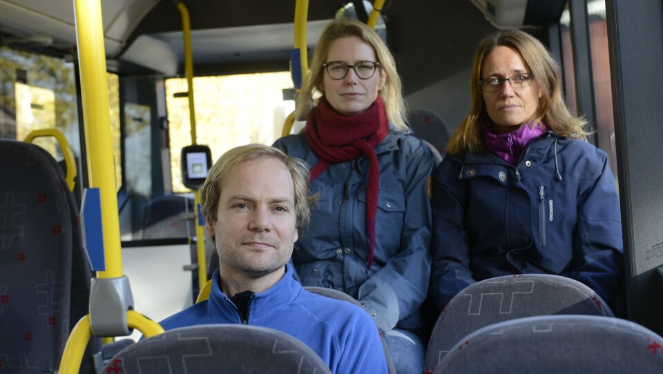 SLIK SITTER BARNA: – De har ikke engang mulighet til å ta seg for hvis det blir en bråbrems, sier Aina Lauvik (t.h), Maria Alnæs og Frode Haltli. SLIK SITTER BARNA: – De har ikke engang mulighet til å ta seg for hvis det blir en bråbrems, sier Aina Lauvik (t.h), Maria Alnæs og Frode Haltli.