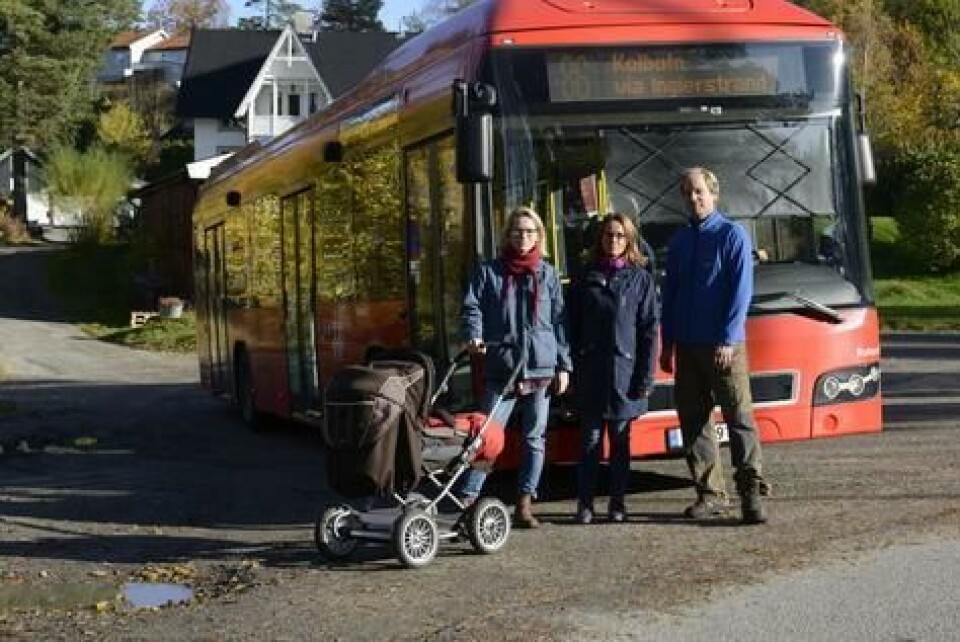 BYBUSS PÅ LANDET: Foreldrene, Maria Alnæs, (f.v), Aina Lauvik og Frode Haltli på Svartskog, synes det er skummelt og uforsvarlig at barna deres ikke har belter på på skolebussen. BYBUSS PÅ LANDET: Foreldrene, Maria Alnæs, (f.v), Aina Lauvik og Frode Haltli på Svartskog, synes det er skummelt og uforsvarlig at barna deres ikke har belter på på skolebussen.