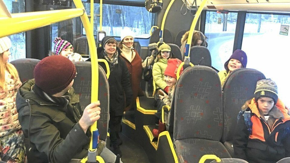 INGEN BELTER: Slik ser det ut en typisk morgen på 86-bussen fra Svartskog. Her kjører MDG-politikerne Hans Martin Enger og Inger Kalstad-Sjødalstrand samme med mor Maja S. K. Ratkje (hvit lue) og barna Marte og Frida (grønne jakker). De savner alle belter i bussene. Dette bildet er tatt i forbindelse med en reportasje om saken i Oppegård Avis i februar i år. INGEN BELTER: Slik ser det ut en typisk morgen på 86-bussen fra Svartskog. Her kjører MDG-politikerne Hans Martin Enger og Inger Kalstad-Sjødalstrand samme med mor Maja S. K. Ratkje (hvit lue) og barna Marte og Frida (grønne jakker). De savner alle belter i bussene. Dette bildet er tatt i forbindelse med en reportasje om saken i Oppegård Avis i februar i år.