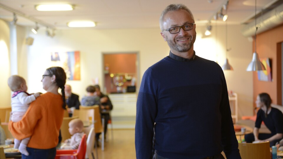PLASS TIL ALLE: Etter at de bygget på i Greverud kirke i 2005 er det blitt enda mer plass til det sosiale. – Det knyttes mye til maten i kirken. Vi har to nye kjøkken og vi lager mye mat, for det å spise sammen bygger relasjoner og nettverk, sier Anders Johansen. PLASS TIL ALLE: Etter at de bygget på i Greverud kirke i 2005 er det blitt enda mer plass til det sosiale. – Det knyttes mye til maten i kirken. Vi har to nye kjøkken og vi lager mye mat, for det å spise sammen bygger relasjoner og nettverk, sier Anders Johansen.