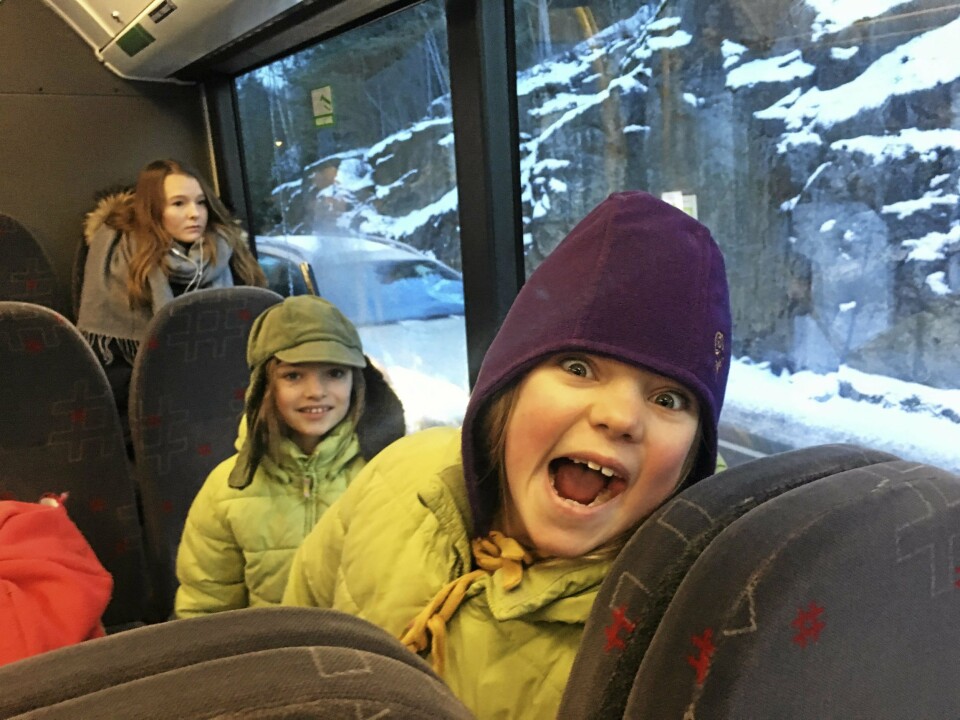 ØNSKER BELTE I BUSSENE: Marte (8) og Frida (9) er elever ved Kolbotn skole, og ble her fotografert på vei til skolen i februar. ØNSKER BELTE I BUSSENE: Marte (8) og Frida (9) er elever ved Kolbotn skole, og ble her fotografert på vei til skolen i februar.