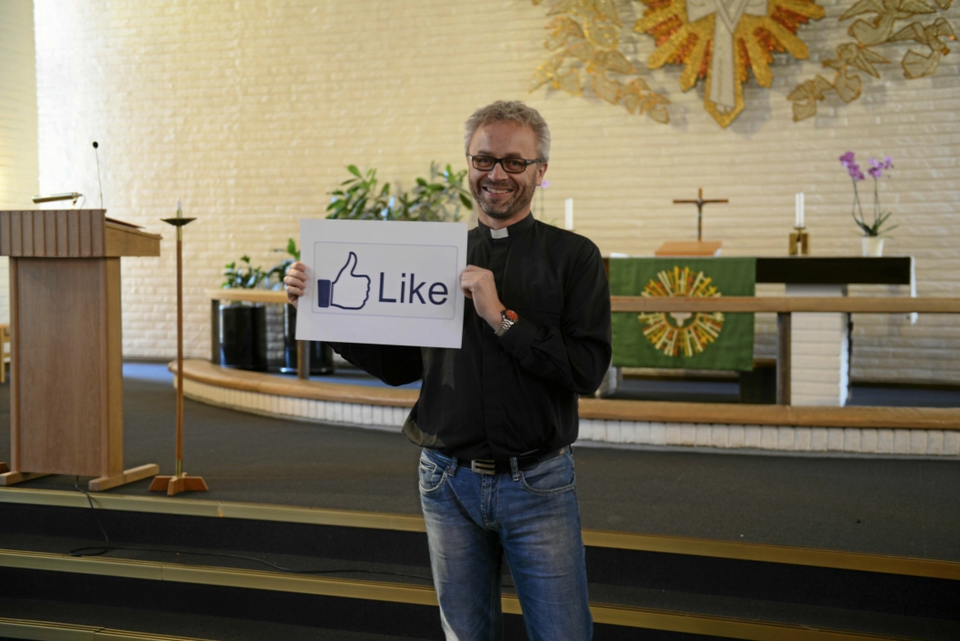 STORKOSER SEG PÅ JOBB: Prest Anders Johansen er en populær skikkelse i kirken på Greverud, og han elsker jobben sin.