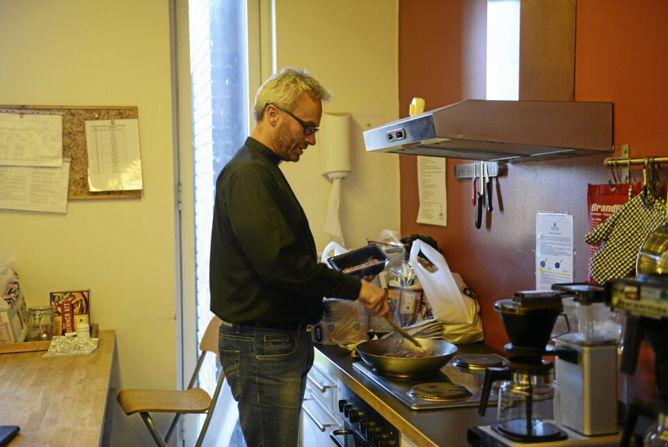 HIMMELSK TACO: Sokneprest Anders Johansen, er oftere på kjøkkenet for å steke kjøttdeig enn han i kirkerommet og tenner lys, litt sånn humoristisk skrevet. Kirken på Greverud er mer enn bare en vanlig kirke. HIMMELSK TACO: Sokneprest Anders Johansen, er oftere på kjøkkenet for å steke kjøttdeig enn han i kirkerommet og tenner lys, litt sånn humoristisk skrevet. Kirken på Greverud er mer enn bare en vanlig kirke.