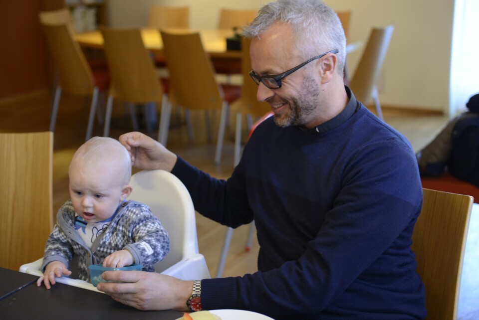 TILSTEDE: Anders Johansen hjelper Ebbe (9 mnd) med å få i seg lunsjen. Soknepresten spiser alltid lunsj med foreldre og barn etter babysangen. TILSTEDE: Anders Johansen hjelper Ebbe (9 mnd) med å få i seg lunsjen. Soknepresten spiser alltid lunsj med foreldre og barn etter babysangen.