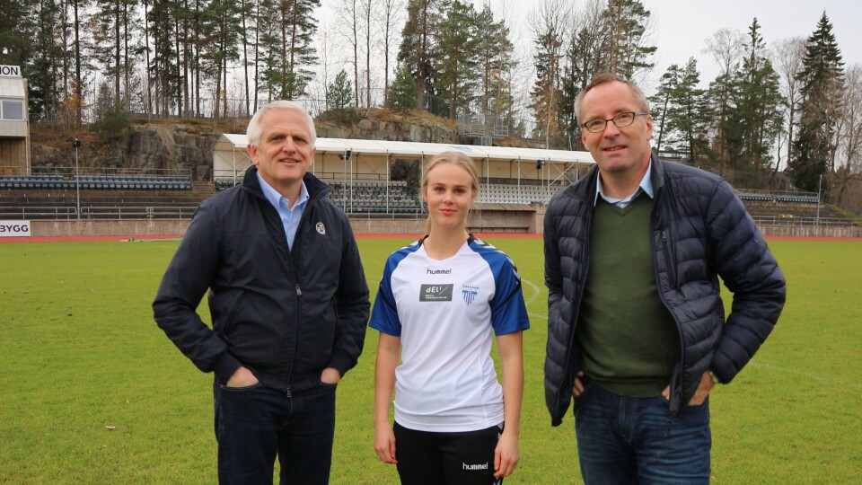 FORNØYD: Styreleder Jon Erik Ofstad i KIL, toppseriespiller Nora Eide Lie og daglig leder i KIL, Harald Vaadal, er fornøyd med den nye avtalen.