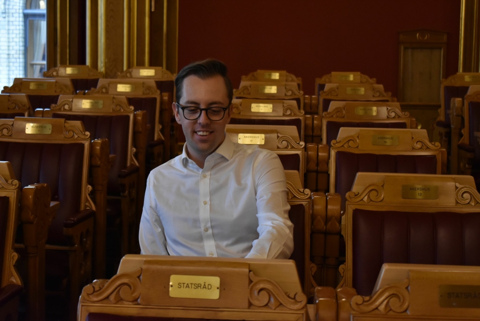 STOLT: En stolt Akershus-representant på plassen sin i Stortingssalen.