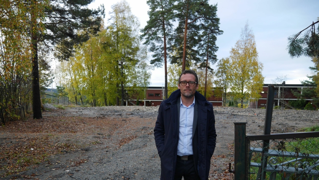 GLEDER SEG: Kommunalsjef Sten Tore Svennes gleder seg til den nye barnehagen på Greverudlia står innflyttingsklar, men det blir først i januar 2019. Her bak ser du at den gamle barnehagen er revet.