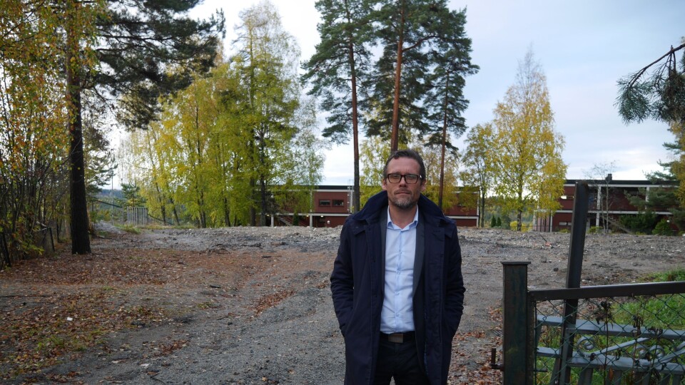 GLEDER SEG: Kommunalsjef Sten Tore Svennes gleder seg til den nye barnehagen på Greverudlia står innflyttingsklar, men det blir først i januar 2019. Her bak ser du at den gamle barnehagen er revet. GLEDER SEG: Kommunalsjef Sten Tore Svennes gleder seg til den nye barnehagen på Greverudlia står innflyttingsklar, men det blir først i januar 2019. Her bak ser du at den gamle barnehagen er revet.
