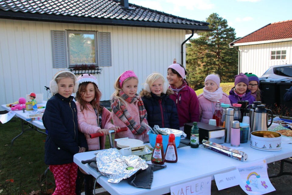 FOR EN GOD SAK: Her er gjengen med varme hjerter! Fra venstre ser du Ulva Øyan Wigestrand, Ariel Zohre Øyan Alousha, Isabel Amanda Holmgren, Ida Fabricius Starheim, Mathilde Skrattalsrud, Celina Torgersen, Cornelia Rugaas og Evelyn Matthews. Det er de siste seks som stod for kafeen/basaren. FOR EN GOD SAK: Her er gjengen med varme hjerter! Fra venstre ser du Ulva Øyan Wigestrand, Ariel Zohre Øyan Alousha, Isabel Amanda Holmgren, Ida Fabricius Starheim, Mathilde Skrattalsrud, Celina Torgersen, Cornelia Rugaas og Evelyn Matthews. Det er de siste seks som stod for kafeen/basaren.